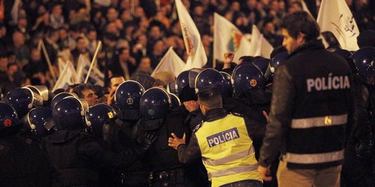 15 000 policiers portugais manifestent contre l’austérité