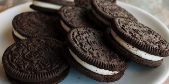 Du dioxyde de titane pour blanchir la crème des biscuits Oreo