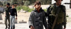 Les yeux bandés et les mains liées : Israël place de plus en plus d’enfants palestiniens en isolement